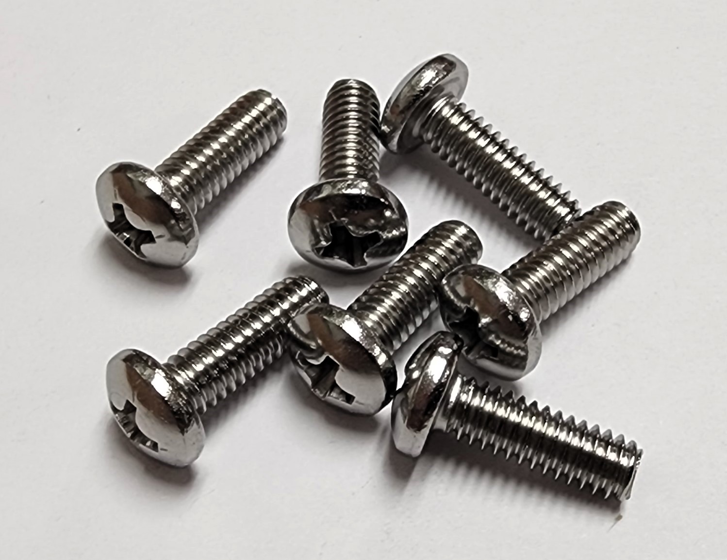 1/2" 8-32 PAN-HEAD MACHINE SCREW - STAINLESS (7 PACK) - Kilrich Building Centres